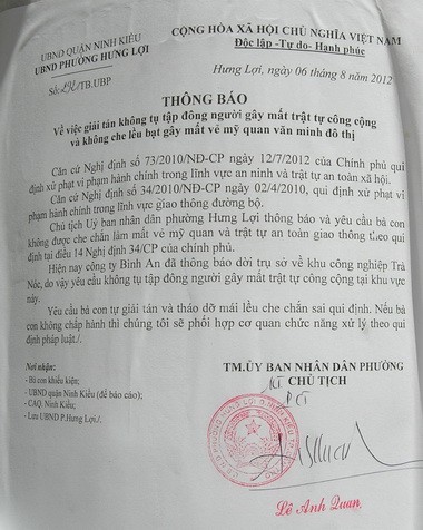 Để đảm bảo an ninh trật tự, UBND phường Hưng Lợi, quận Ninh Kiều (Cần Thơ) dán thông báo trước nhà bà Hiền về việc giải tán đám đông, nếu không sẽ xử lý theo pháp luật.